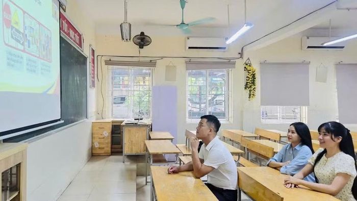 Giáo viên Trường trung học cơ sở Dịch Vọng (Hà Nội) tham gia tập huấn bộ sách giáo khoa thống nhất toàn quốc. (Ảnh: PHƯƠNG LINH)