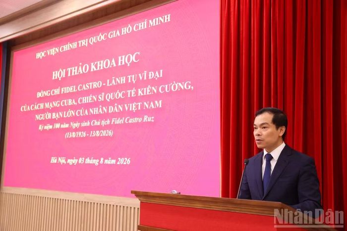 Phó Giáo sư, Tiến sĩ Nguyễn Mạnh Hùng, Phó Giám đốc Học viện Chính trị quốc gia Hồ Chí Minh, Phó Chủ tịch Hội đồng Lý luận Trung ương phát biểu khai mạc và đề dẫn hội thảo. (Ảnh: PHẠM CƯỜNG)