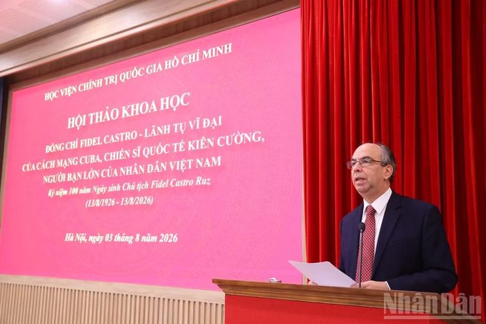Đại sứ đặc mệnh toàn quyền nước Cộng hòa Cuba tại Việt Nam Rogelio Polanco Fuentes trình bày tham luận tại hội thảo. (Ảnh: PHẠM CƯỜNG)