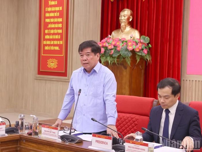 Phó Giáo sư, Tiến sĩ Nguyễn Viết Thảo, nguyên Phó Giám đốc Học viện Chính trị quốc gia Hồ Chí Minh, Phó Chủ tịch Thường trực Hội Hữu nghị Việt Nam-Cuba tham luận tại hội thảo. (Ảnh: PHẠM CƯỜNG)