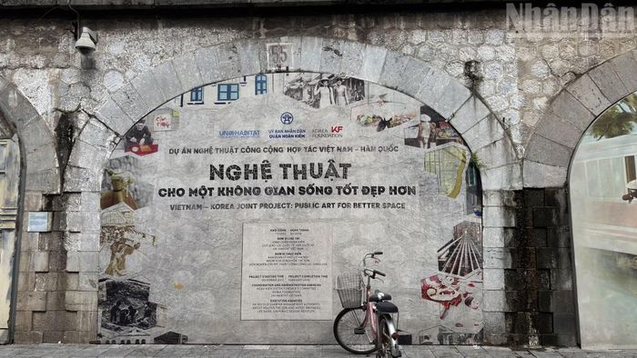 Theo hiện trạng được cơ quan chức năng rà soát, trong tổng số 131 vòm cầu, 6 vòm đang phục vụ giao thông, 97 vòm được xây bịt bằng hai lớp tường, 21 vòm bịt bằng bốn lớp tường và 7 vòm còn giữ nguyên trạng tại khu vực ga Long Biên.