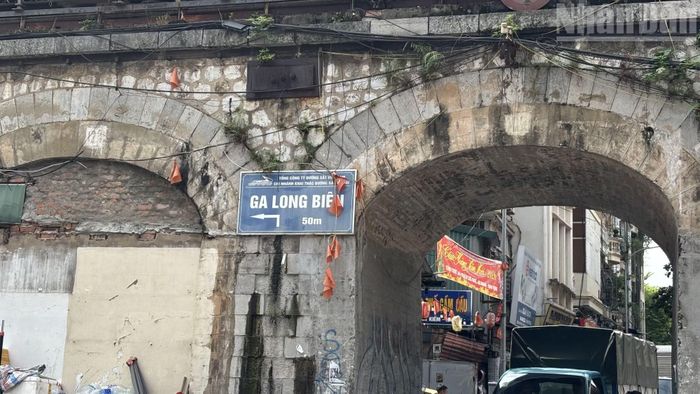Việc chỉnh trang cũng gắn với công tác rà soát, giải tỏa các công trình và trường hợp lấn chiếm hành lang bảo đảm an toàn đường sắt. Đây được xem là bước chuẩn bị để từng bước trả lại không gian thông thoáng, phát huy giá trị kiến trúc của hệ thống vòm cầu trăm tuổi.