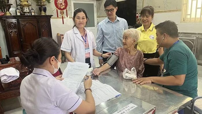 Khám sức khỏe cho bà Lê Thị Đời.