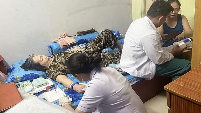 “Đội phản ứng nhanh” thăm khám tại nhà cho người yếu thế.