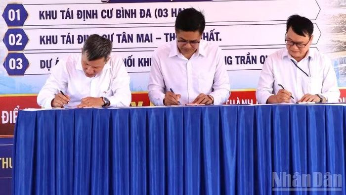 Lãnh đạo Ủy ban nhân dân phường Tam Hiệp và các đơn vị liên quan ký bàn giao mặt bằng 3 dự án trọng điểm.