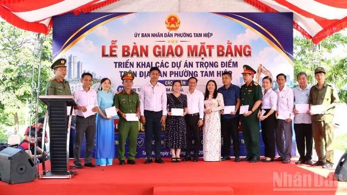 Lãnh đạo phường Tam Hiệp khen thưởng các tập thể, cá nhân có thành tích xuất sắc trong quá trình triển khai thực hiện công tác giải phóng mặt bằng các dự án.