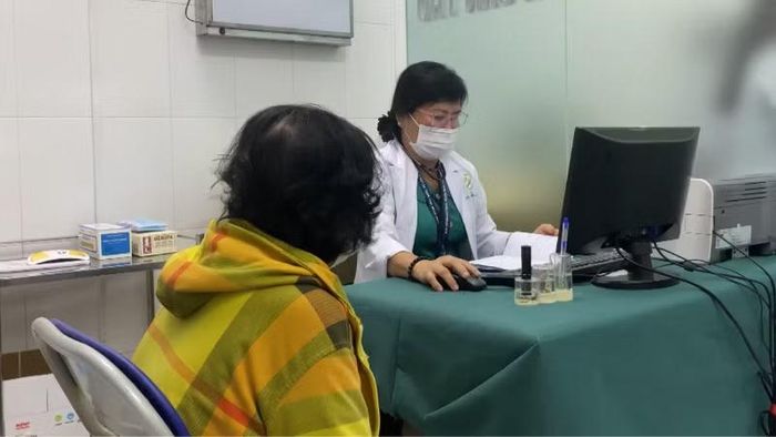 Bác sĩ Trạm Y tế phường Cái Răng sử dụng Sổ sức khỏe điện tử khám bệnh cho người dân.