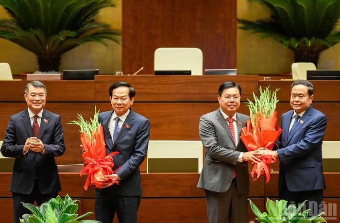 Thủ tướng Chính phủ Lê Minh Hưng và Chủ tịch Quốc hội Trần Thanh Mẫn tặng hoa cho ông Đỗ Thanh Bình và ông Nguyễn Tiến Hải. (Ảnh: DUY LINH)