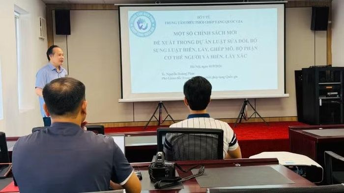 Tiến sĩ Nguyễn Hoàng Phúc, Phó Giám đốc Trung tâm Điều phối ghép tạng quốc gia trao đổi về những điểm mới trong Dự án Luật sửa đổi, bổ sung Luật Hiến, lấy, ghép mô, bộ phận cơ thể người và hiến, lấy xác.
