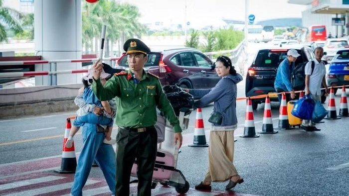 Lực lượng chức năng triển khai hướng dẫn, phân luồng phương tiện, hành khách.