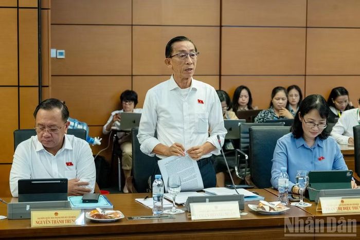 Đại biểu Trần Hoàng Ngân phát biểu ý kiến. (Ảnh: THỦY NGUYÊN)