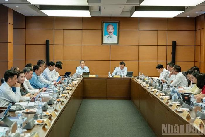 Quang cảnh phiên thảo luận tại Đoàn đại biểu Quốc hội Thành phố Hồ Chí Minh. (Ảnh: THỦY NGUYÊN)