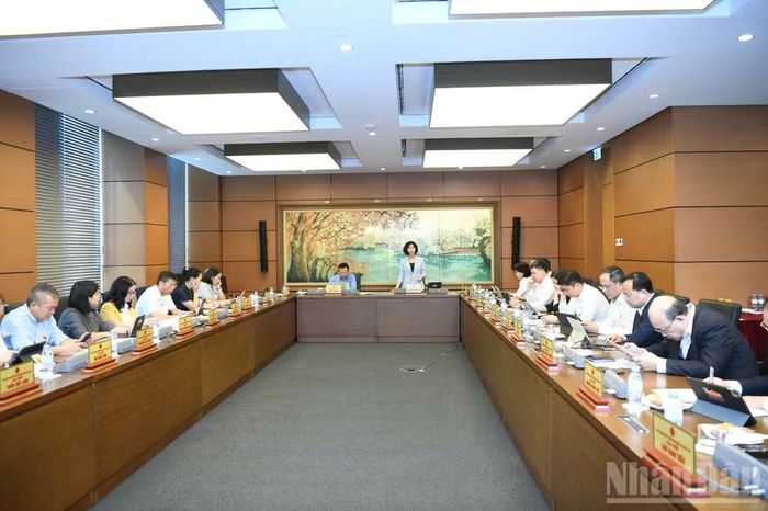 Quang cảnh phiên thảo luận tại Đoàn đại biểu Quốc hội TP Hà Nội. (Ảnh: DUY LINH)