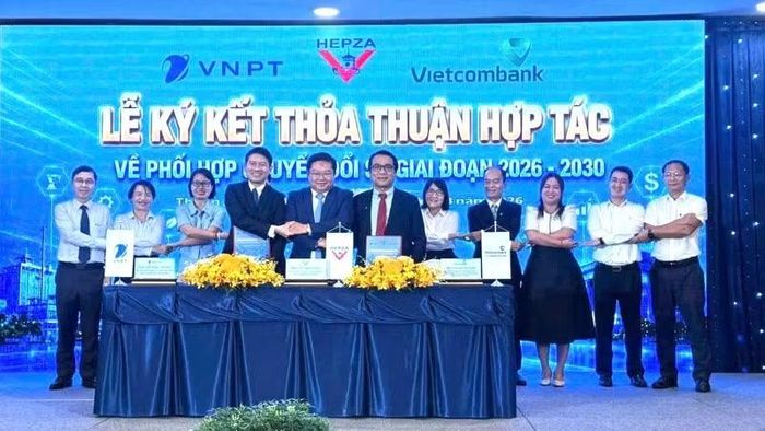 Ban Quản lý các Khu chế xuất và Công nghiệp Thành phố Hồ Chí Minh cùng các đơn vị ký kết hợp tác nhằm thúc đẩy chuyển đổi số, phát triển hạ tầng số cho các khu chế xuất, khu công nghiệp. (Ảnh: VÕ LÊ)