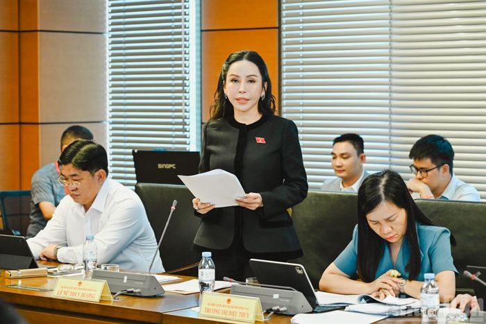 Đại biểu Quốc hội thành phố Đồng Nai Lê Nữ Thùy Dương phát biểu thảo luận.