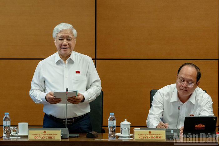 Phó Chủ tịch Thường trực Quốc hội Đỗ Văn Chiến phát biểu ý kiến thảo luận tại Tổ 8 (tỉnh Bắc Ninh và Cà Mau).
