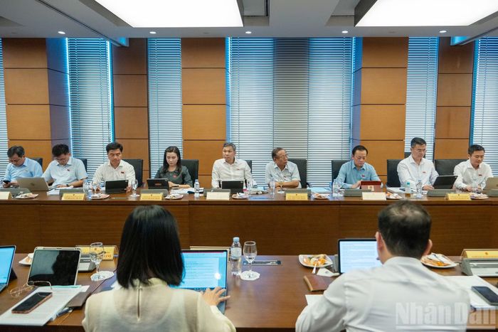 Các đại biểu Quốc hội dự phiên thảo luận tại Tổ 2.