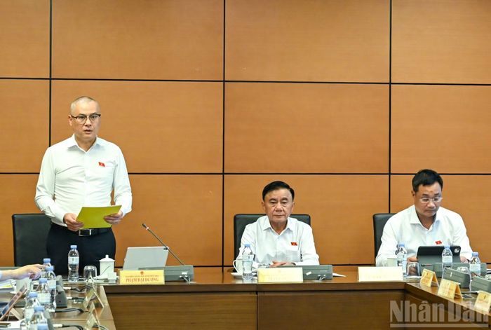 Thường trực Ban Bí thư Trần Cẩm Tú và đại biểu Quốc hội Tổ 15 (thành phố Đà Nẵng và tỉnh Phú Thọ) tại phiên thảo luận tổ.