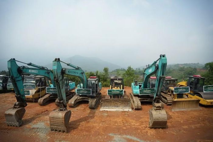 Các đơn vị thi công chuẩn bị máy móc, thiết bị đầu tư vào các khu công nghiệp Gia Phú (Lào Cai).