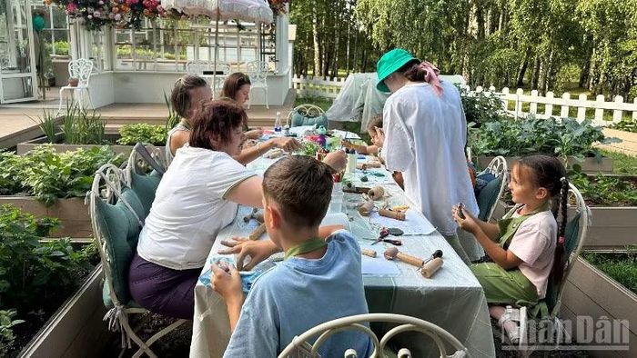 Một lớp học về trồng cây tại công viên 50 năm Cách mạng Tháng 10. (Ảnh: THÙY VÂN)