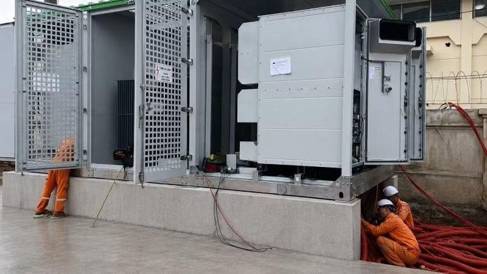 Đội ngũ kỹ thuật thực hiện đấu nối, hoàn thiện hệ thống lưu trữ năng lượng bằng pin tại TBA 110kV Song Khê (E7.12).