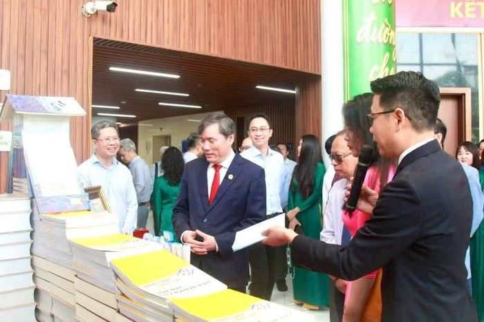 Giáo sư, Tiến sĩ Lê Văn Lợi và khách mời tham quan khu vực trưng bày của Viện Nghiên cứu Văn hóa.