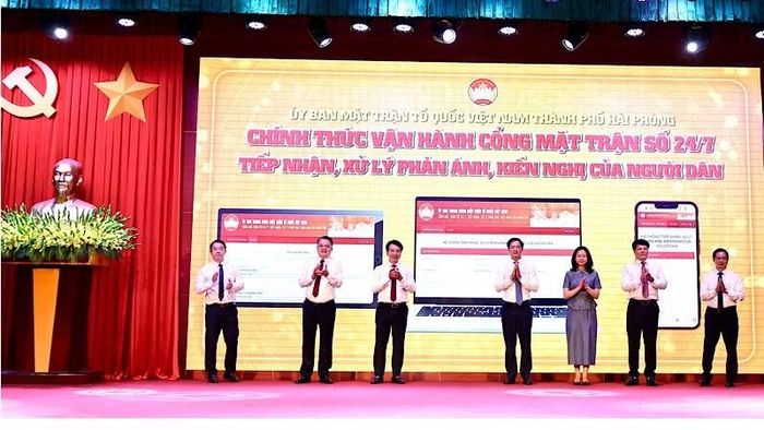 Các đại biểu thực hiện nghi thức khai trương, chính thức vận hành Cổng Mặt trận số 24/7 thành phố Hải Phòng.