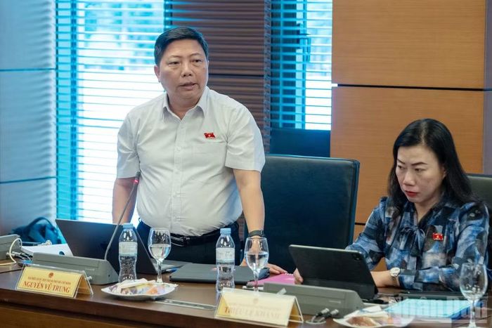Đại biểu Nguyễn Vũ Trung (Đoàn Thành phố Hồ Chí Minh) phát biểu tại tổ. (Ảnh: THỦY NGUYÊN)