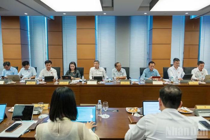 Đại biểu Quốc hội thảo luận tại tổ. (Ảnh: THỦY NGUYÊN)