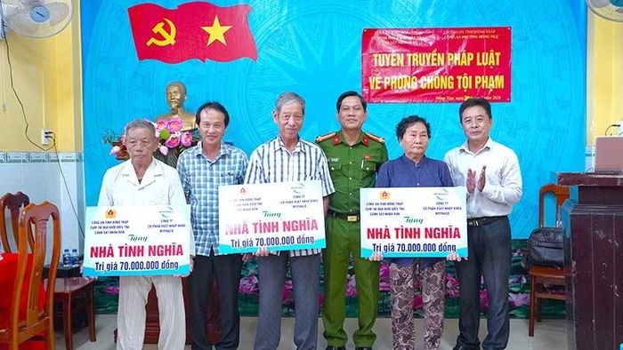 Trao kinh phí hỗ trợ xây dựng 3 nhà tình nghĩa tặng các gia đình chính sách có hoàn cảnh khó khăn tại phường Hồng Ngự, tỉnh Đồng Tháp.