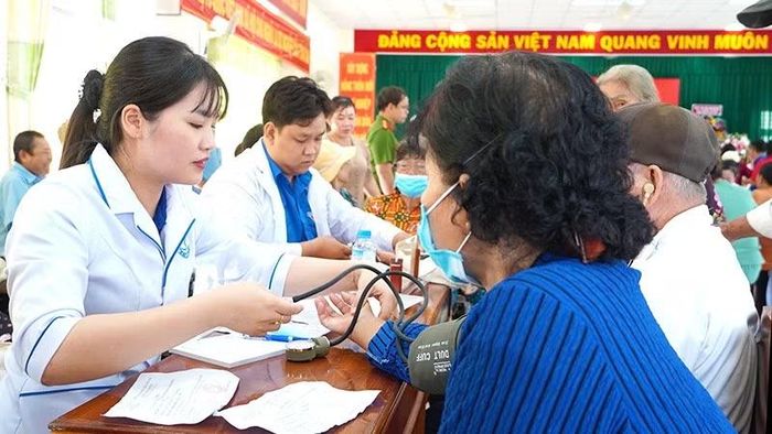 Khám bệnh, phát thuốc miễn phí cho người dân xã Long Bình, tỉnh Đồng Tháp.