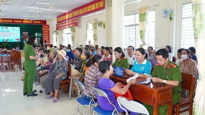 Công an tỉnh Đồng Tháp tổ chức hỗ trợ người dân tạo lập, kích hoạt sổ sức khỏe điện tử trên ứng dụng VNeID.