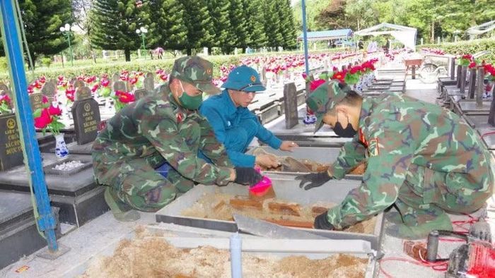 Các lực lượng tham gia "Chiến dịch 500 ngày đêm" nỗ lực triển khai công tác lấy mẫu, số hóa dữ liệu hài cốt liệt sĩ với tinh thần trách nhiệm cao nhất.