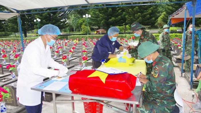 Cán bộ, chiến sĩ Đội lấy mẫu số 2 cẩn trọng thực hiện quy trình khai quật, thu thập mẫu sinh phẩm phục vụ công tác giám định ADN tại Nghĩa trang liệt sĩ tỉnh Gia Lai.