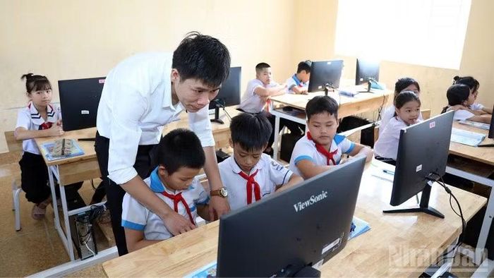 Phòng tin học của Trường tiểu học Minh Cầm, xã Nhữ Khê, tỉnh Tuyên Quang được đầu tư hiện đại.