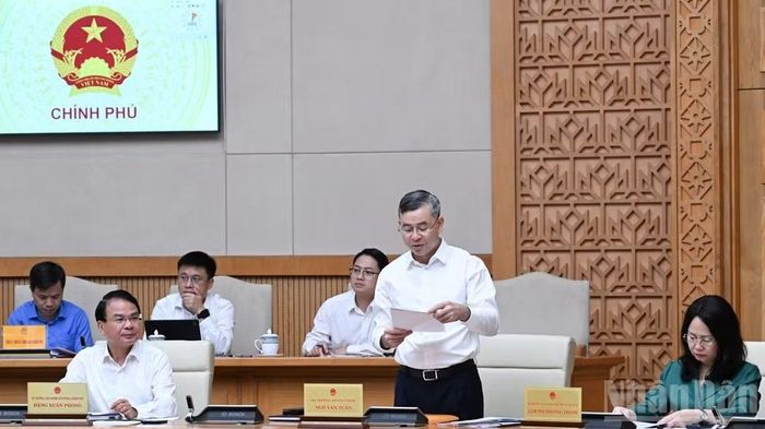  Bộ trưởng Tài chính Ngô Văn Tuấn báo cáo tại phiên họp. (Ảnh: Trần Hải) 
