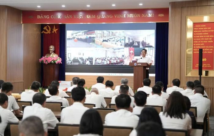 Đồng chí Lê Hoàng Minh, Bí thư Đảng ủy, Chủ tịch Hội đồng thành viên Tổng công ty Quản lý bay Việt Nam phát động phong trào.