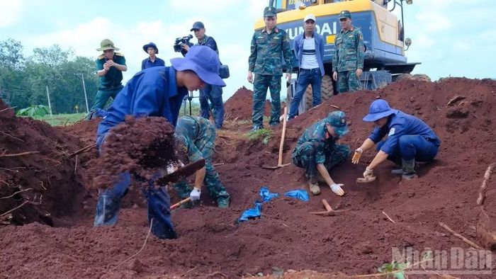 Các chiến sĩ Đội K72 tìm kiếm hài cốt liệt sĩ tại khu vực xã Minh Đức, thành phố Đồng Nai. (Ảnh: Báo Nhân Dân)