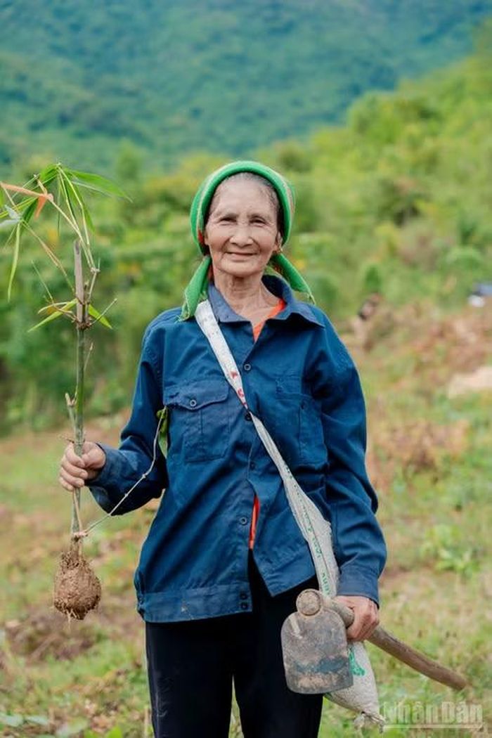 Nụ cười của người nông dân khi nhận cây giống. (Ảnh: HNV)