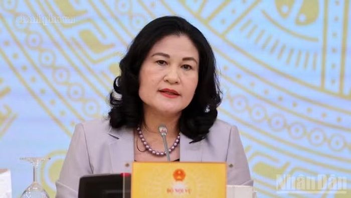Thứ trưởng Nội vụ Nguyễn Thị Hà trả lời câu hỏi của phóng viên về vấn đề sáp nhập thôn, tổ dân phố trên toàn quốc. (Ảnh: VGP/Nhật Bắc)