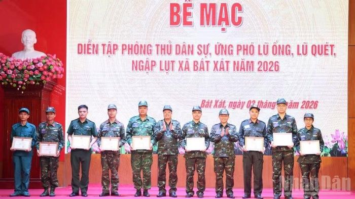Lãnh đạo xã Bát Xát khen thưởng các tập thể, cá nhân có thành tích xuất sắc trong diễn tập.