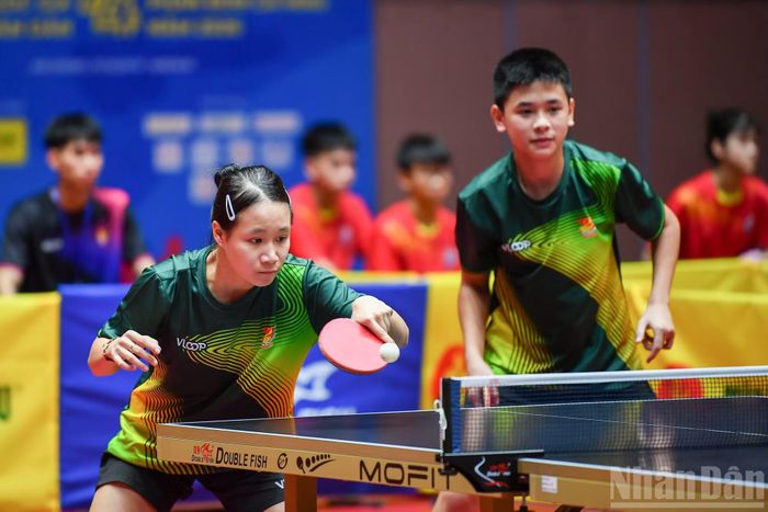 Các tay vợt bước vào thi đấu với tinh thần quyết tâm, tạo nên nhiều màn đôi công hấp dẫn ngay trong ngày tranh tài đầu tiên.