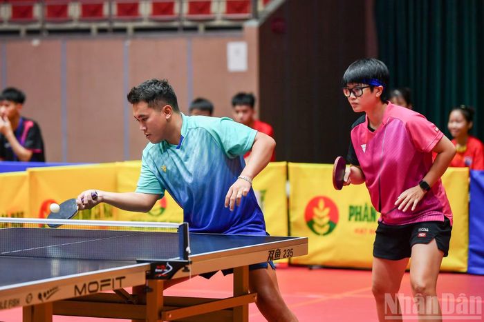 Giải bóng bàn toàn quốc Báo Nhân Dân mở rộng năm 2026 - Cúp Phân bón Cà Mau khởi tranh sôi nổi với nội dung đồng đội hỗn hợp, thu hút gần 100 vận động viên của 16 đội bóng trên cả nước.