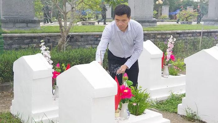 Lãnh đạo tỉnh Thanh Hóa dâng hương tưởng niệm liệt sĩ. (Ảnh: Bộ Chỉ huy quân sự tỉnh Thanh Hóa)