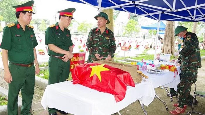 Lãnh đạo Bộ Chỉ huy quân sự tỉnh Thanh Hóa giám sát hoạt động lấy mẫu hài cốt liệt sĩ. (Ảnh: Bộ Chỉ huy quân sự tỉnh Thanh Hóa)
