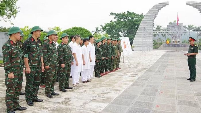Đại diện Bộ Chỉ huy quân sự tỉnh Thanh Hóa quán triệt quy trình lấy mẫu đến lực lượng thực thi nhiệm vụ.(Ảnh: Bộ Chỉ huy quân sự tỉnh Thanh Hóa)