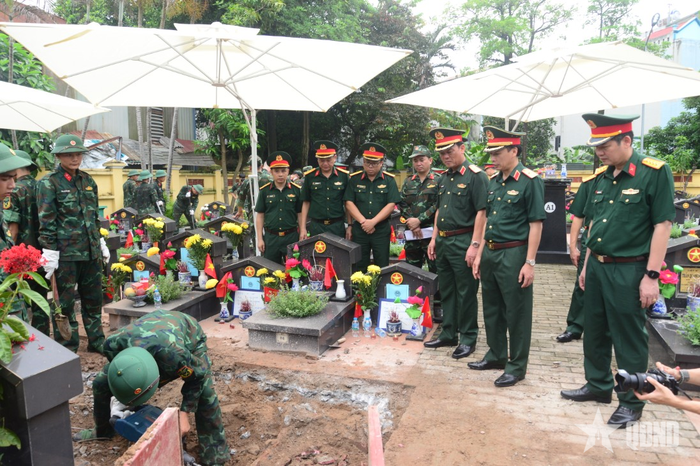 Lãnh đạo Bộ tư lệnh Thủ đô Hà Nội trực tiếp chỉ đạo công tác lấy mẫu hài cốt liệt sĩ tại Nghĩa trang Liệt sĩ Ngọc Hồi. 
