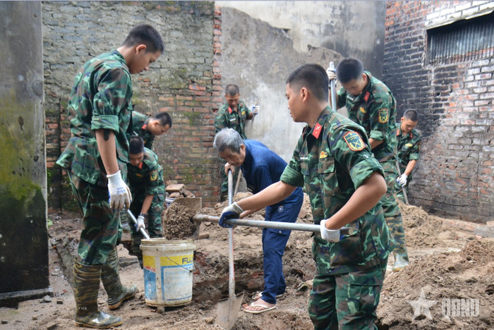 Cán bộ, chiến sĩ Trung đoàn 692 xây nhà giúp gia đình chính sách tại xã Minh Châu, TP Hà Nội.