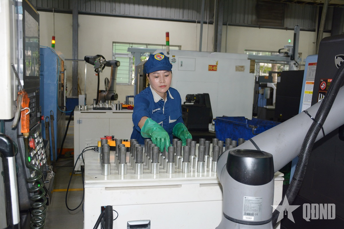 Công nhân Phân xưởng A15 điều khiển hệ thống robot tự động trong quá trình sản xuất. 