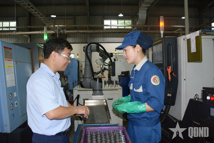  Lãnh đạo Xí nghiệp Cơ khí, Nhà máy Z131 kiểm tra chất lượng sản phẩm. 
